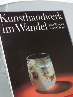 Artikelbild des Artikels “Kunsthandwerk im Wandel : aus d. Schaffen dreier Jahrzehnte in d. Dt. Demokrat. Republik / Fritz Kämpfer ; Klaus G. Beyer “
