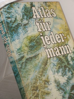 Artikelbild des Artikels “Atlas für jedermann / Red.: R. Habel. Kt.: D. Bloch... Geograph. Daten, Übersichten u. Tab.: D. Bloch... Bildausw. u. -erl.: H. Täubert “