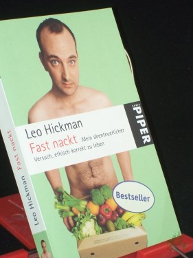 Artikelbild des Artikels “Fast nackt : mein abenteuerlicher Versuch, ethisch korrekt zu leben / Leo Hickman. Aus dem Engl. von Theda Krohm-Linke “