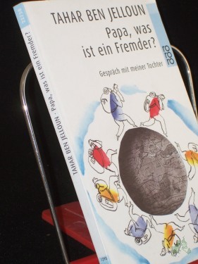Artikelbild des Artikels “Papa, was ist ein Fremder? : Gespräch mit meiner Tochter / Tahar Ben Jelloun. Illustrationen von Charley Case. Mit einem Nachw. von Daniel Cohn-Bendit. Aus dem Franz. von Christiane Kayser “