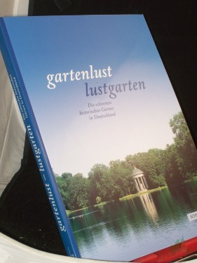Artikelbild des Artikels “Gartenlust - Lustgarten : die schönsten historischen Gärten in Deutschland ; offizieller Führer der Schlösserverwaltungen in Baden-Württemberg, Bayern, Berlin-Brandenburg, Dessau-Wörlitz, Hessen, Rheinland-Pfalz, Sachsen und Thüringen / mit “