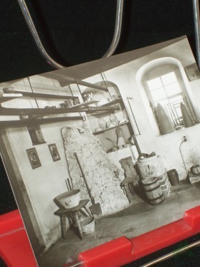 Artikelbild des Artikels “Kohren-Salis, Kreis Geithain, Töpfermuseum, Töpferwerkstatt mit Tonberg und Glasurmühle “