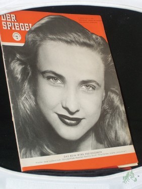 Artikelbild des Artikels “10/1954, DAS BEIN WIRD FREIGEGEBEN HINTER DEM LADENTISCH STRUMPFFABRIKANTEN GATTIN USCHI THIERFELDER “
