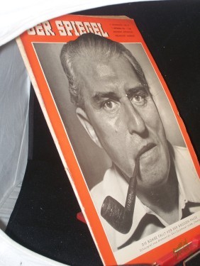 Artikelbild des Artikels “37/1955, DIE BOMBE FÄLLT VOR DER GROSSEN PAUSE; SCHAUSPIEL VOM ATOMVERRAT; CARL ZUCKMAYER “