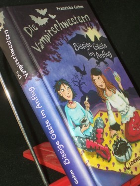 Product image of the product “Gehm, Franziska: Die Vampirschwestern||Teil: Bd. 6., Bissige Gäste im Anflug ”