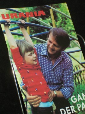 Artikelbild des Artikels “8/1975, Ganz der Papa, Prof. Dr. P. A. Steiniger Dr. H. Hetzer Dr. H. Reinhardt Obering. G. Bornschein Dipl.-Ing. oec. A. Danitz Dipl.-Ing oec. K.-L. Zerbin F. G. Gurwitsch Prof. Dr. J. Kunze Dr. S. Scherneck B. Gundermann Dr. R. Naumann Dr “