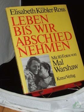 Artikelbild des Artikels “Leben bis wir Abschied nehmen / Elisabeth Kübler-Ross. Mit 80 Fotos von Mal Warshaw u.e. Beitr. von Paul Becker. [Aus d. Amerikan. übers. von Christa Reich] “