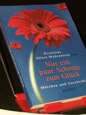 Artikelbild des Artikels “Nur ein paar Schritte zum Glück : Märchen und Geschichten / Kristiane Allert-Wybranietz (Hrsg.). Mit Ill. von Mascha Greune “