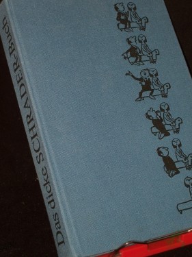 Artikelbild des Artikels “Das dicke Schrader-Buch / hrsg. von Horst Roatsch. Mit e. Nachw. von Paul Rosié. [Fotos: Helmut Fieweger] “