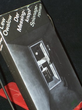 Artikelbild des Artikels “Der Messingknopf : Spionageroman / Lew Owalow. [Aus d. Russ. von Hannelore Menke] “