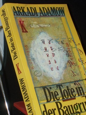 Artikelbild des Artikels “Die Tote in der Baugrube : Kriminalroman / von Arkadi Adamow. Aus d. Russ. von Harry Burck “