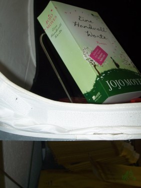 Artikelbild des Artikels “Eine handvoll Worte : Roman / Jojo Moye. Aus dem Engl. von Marion Balkenhol “