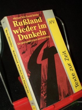 Artikelbild des Artikels “Russland wieder im Dunkeln : ein Jahrhundertstück wird besichtigt / Michael Brie ; Ewald Böhlke. Mit Beitr. von Petra Stykow und Rainer Land “