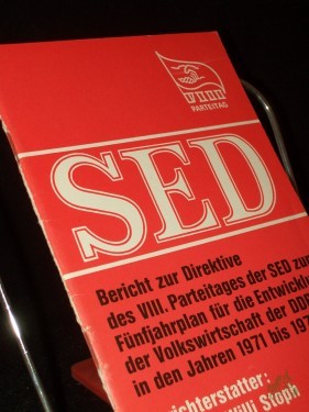 Artikelbild des Artikels “Bericht zur Direktive des 8. Parteitages der SED zum Fünfjahrplan für die Entwicklung der Volkswirtschaft der DDR in den Jahren 1971 bis 1975 : 8. Parteitag d. SED, Berlin, 15.-19. Juni 1971 / Willi Stoph “