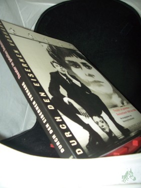 Product image of the product “Durch den eisernen Vorhang : Theater im geteilten Deutschland 1945 bis 1990 ; [erscheint anläßlich der gleichnamigen Ausstellung vom 16. Mai bis 1. August 1999 in der Akademie der Künste] / hrsg. von Henning Rischbieter in Zusammenarbeit mi ”