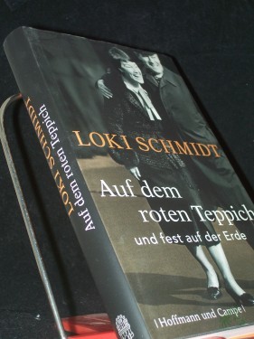 Product image of the product “Auf dem roten Teppich und fest auf der Erde / Loki Schmidt. Im Gespräch mit Dieter Buhl ”