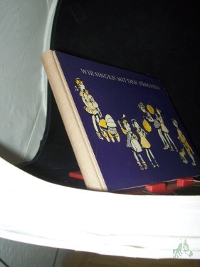 Artikelbild des Artikels “Wir singen mit den Jüngsten : Eine Liedsammlung f. Kindergarten u. Familie / Annina Hartung ; Ursula Harwath. [Ill.: Werner Kulle] “