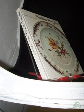 Artikelbild des Artikels “Berliner Porzellan : zur Kunst- u. Kulturgeschichte d. Berliner Porzellanmanufakturen im 18. u. 19. Jh. / Günter Schade. Mit Fotos von Walter Danz “