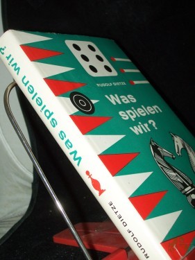Artikelbild des Artikels “Was spielen wir? : Über 350 Gesellschaftsspiele z. Unterhaltung im Klubhaus, Ferienheim u. im Kreise d. Familie / Rudolf Dietze. Zusammengestellt u. bearb. [Zeichn.: Rudi Grapentin u. Karl Lewke] “