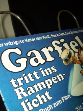 Artikelbild des Artikels “Garfield tritt ins Rampenlicht : sein Buch zum Film / Jim Davis. [Aus d. Amerikan. von Regina Berlinghof u. Wolf Kugler] “