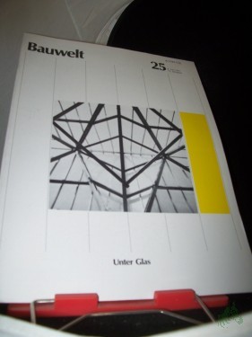 Artikelbild des Artikels “25/1983 unter Glas “