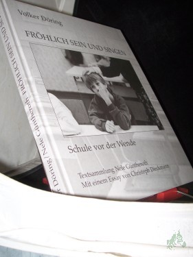 Artikelbild des Artikels “Fröhlich sein und singen : Schule vor der Wende / Volker Döring. Textsammlung Nele Güntheroth. Mit einem Essay von Christoph Dieckmann “