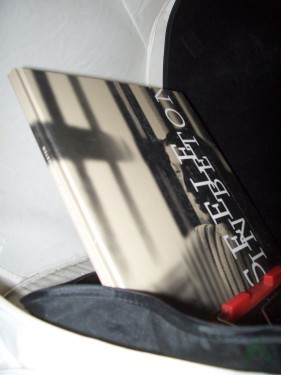 Artikelbild des Artikels “Seele in Beton : Selbstportraits von jungen Inhaftierten. Fotografisch dokumentiert von Bettina Osswald in der Justizvollzugsanstalt Wuppertal “