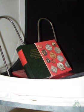 Artikelbild des Artikels “Medaillen und Abzeichen der deutschen Arbeiterbewegung : von den Anfängen bis 1946 / Museum für Dt. Geschichte, Berlin “