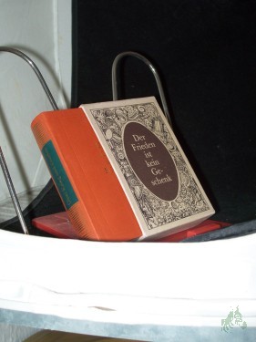 Artikelbild des Artikels “Über Krieg und Frieden : Sentenzen aus zweieinhalb Jahrtsd. / Ursula Eichelberger. [Grafiken: Harry Jürgens] “