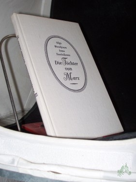 Product image of the product “Die Töchter von Marx / Olga Worobjowa ; Irma Sinelnikowa. [Aus d. Russ. übers. von Waldemar Dölle] ”