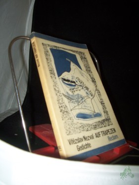 Artikelbild des Artikels “Auf Trapezen : Gedichte / Vitezslav Nezval [Nachd. v. Franz Fühmann. Von Ludvík Kundera ; Louis Fürnberg übertr. Hrsg. u. mit e. Vorw. vers. von Ludvík Kundera. Das Vorw. wurde von Gustav Just ins Dt. übertr. Ill. von Jind?ich?tyrský] “
