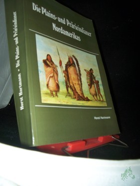 Artikelbild des Artikels “Die Plains- und Prärieindianer Nordamerikas / Horst Hartmann. [Hrsg. vom Museum f. Völkerkunde Berlin. Fotos: Dietrich Graf] “