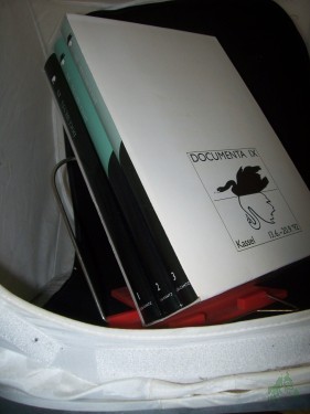 Artikelbild des Artikels “Documenta IX : Kassel, 13. Juni - 20. September 1992 / [Träger der Ausstellung Documenta-und-Museum-Fridericianum-Veranstaltungs-GmbH. Sponsoren Binding-Brauerei AG, Kassel... Red. Roland Nachtigäller ; Nicola von Velsen. Bio-Bibliogr. Phi “