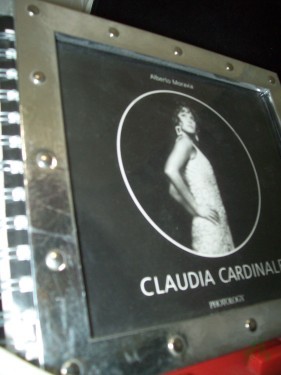 Artikelbild des Artikels “CLAUDIA CARDINALE: DIALOGO E FOTOGRAFIE. (SIGNED), signiertes Exemplar “