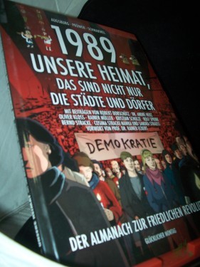 Artikelbild des Artikels “1989 : unsere Heimat, das sind nicht nur die Städte und Dörfer ; der Almanach zur friedlichen Revolution / Augsburg ; Prüwer ; Schwarwel. Mit Beitr. von Robert Dobschütz... “