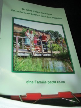 Artikelbild des Artikels “20 Jahre Keramikscheune ein verfallener Gutshof wird zum Paradies eine Familie packt es an “