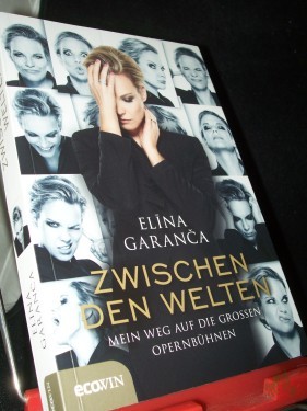 Artikelbild des Artikels “Zwischen den Welten : mein Weg auf die großen Opernbühnen / Elina Garanca ; aufgezeichnet von Ida Metzger und Peter Dusek “