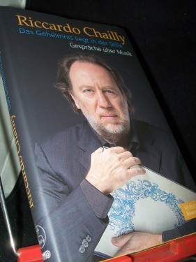 Artikelbild des Artikels “Das Geheimnis liegt in der Stille : Gespräche über Musik / Riccardo Chailly mit Enrico Girardi. Aus dem Ital. von Michael Horst “