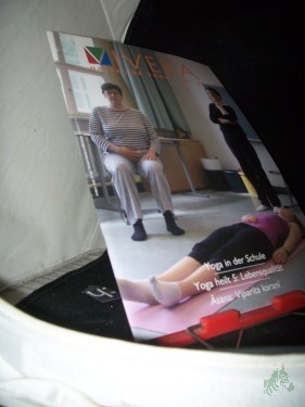 Artikelbild des Artikels “44/2009 Yoga in der Schule Yoga heilt - Teil 5 - Lebensqualität Serie Āsana – viparīta karaṇī “