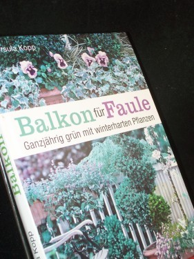 Artikelbild des Artikels “Balkon für Faule : ganzjährig grün mit winterharten Pflanzen / Ursula Kopp “