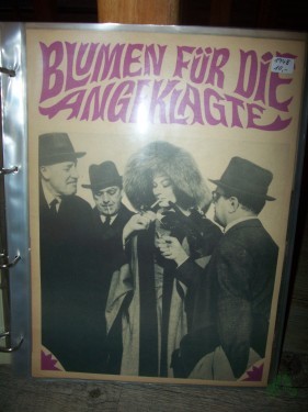 Artikelbild des Artikels “71/68 Blumen für die Angeklagte “