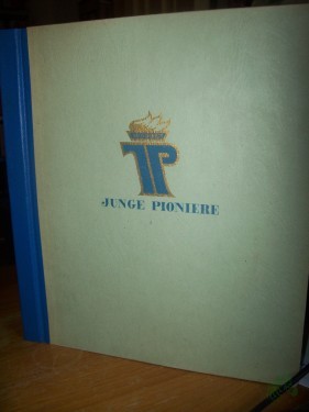 Artikelbild des Artikels “Junge Pioniere / [Textautor: Klaus Hilbig. Bildtexte u. Zusammenstellg d. Bilder: Ein Kollektiv d. Zentralrats d. FDJ, Berlin. Zeichngn: Peter Dietzsch] “