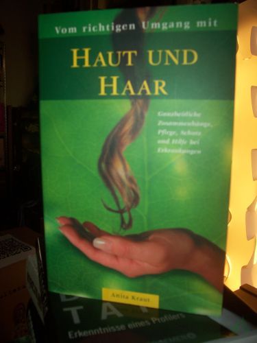 Artikelbild des Artikels “Vom richtigen Umgang mit Haut und Haar : ganzheitliche Zusammenhänge, Pflege, Schutz und Hilfe bei Erkrankungen / Anita Kraut “