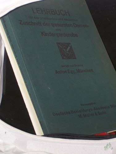 Product image of the product “Lehrbuch für den praktischen und modernen Zuschnitt der gesamten Damen- und Kindergarderobe : Als Leitf. ausgearb. f. d. Schule sowie zum Selbstunterricht ; Nachschlagewerk f. Fachvereine, Korporationen, Verbände usw. / A. Egg ”