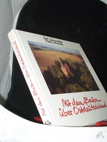 Product image of the product “Mit dem Ballon über Ostdeutschland / Martin Ahrends... ”