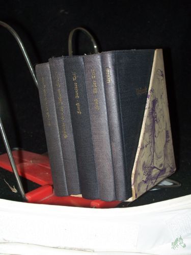 Artikelbild des Artikels “Faust ( 5 Bände): 1. Band: Historia von D. Johann Fausten dem weitbeschreyten Zauberer und Schwarzkünstler. 2. Band: Goethe über seinen Faust. 3. Band: Goethes Faust in ursprünglicher Gestalt (Urfaust). 4. Band: Faust. Der Tragödie erster T “