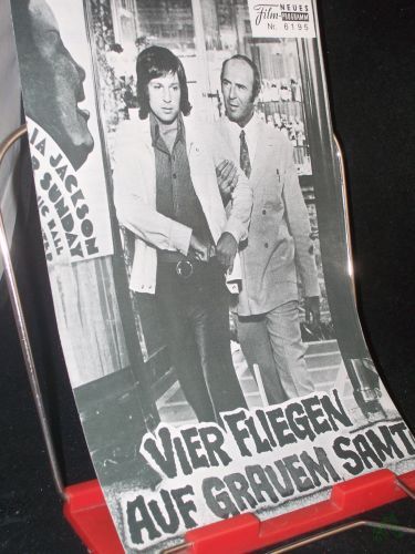 Product image of the product “Nr. 6195, August 1972, Vier Fliegen auf grauem Samt ”