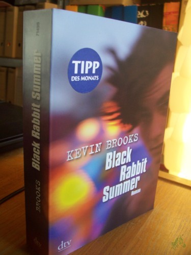 Product image of the product “Black rabbit summer : Roman / Kevin Brooks. Aus dem Engl. übers. von Uwe-Michael Gutzschhahn ”