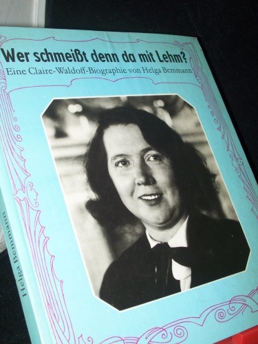 Artikelbild des Artikels “Wer schmeißt denn da mit Lehm? : Eine Claire-Waldoff-Biographie / von
Helga Bemmann “