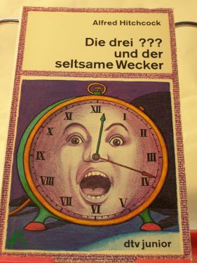 Artikelbild des Artikels “Die drei??? und der seltsame Wecker / erzählt von Robert Arthur.
Alfred Hitchcock. Aus dem Amerikan. von Leonore Puschert “